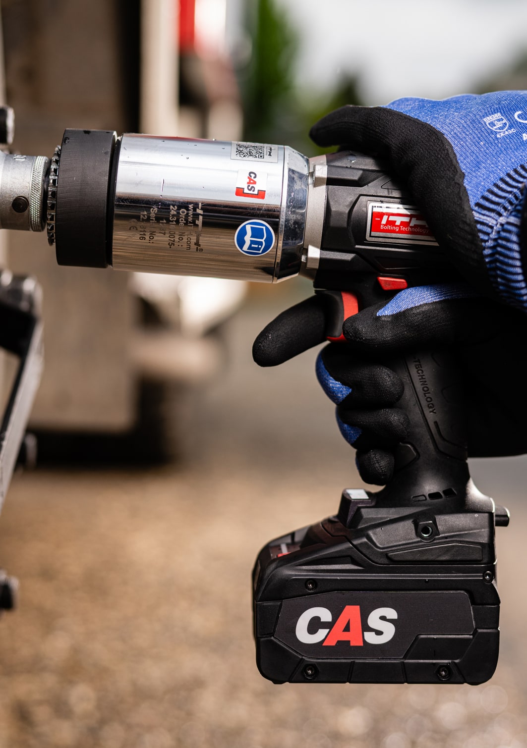 Over elkaar geschoven afbeeldingen, waarvan de bovenste een tool met CAS-accu toont